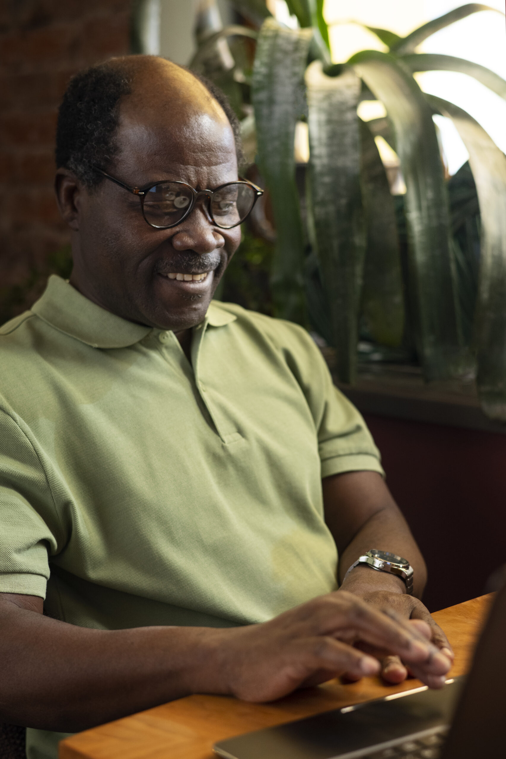 medium-shot-man-having-lunch-restaurant